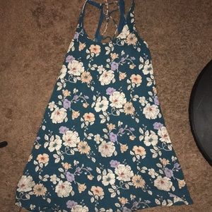 Cute flower dress, doesn’t fit me. size: small